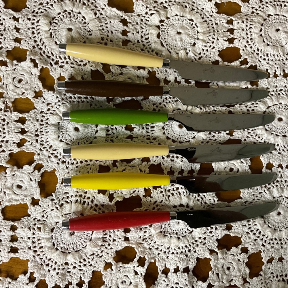 Vintage Fiesta Cutlery Set of 6 Steak Knives Serrated Blades Colorful Handles - Picture 2 of 4